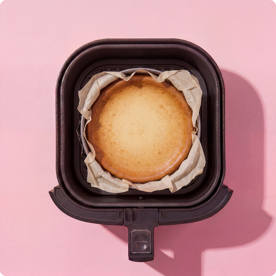 Käsekuchen ohne Boden direkt nach dem Backen im Airfryer, Ansicht von oben.