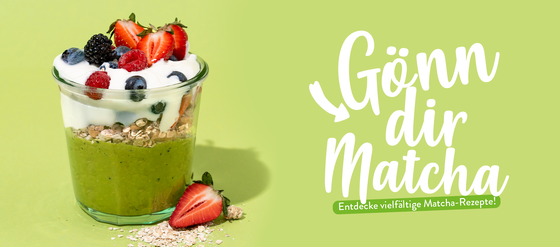 Titelbild: Matcha Oats in einem Glas mit frischen Früchten und Joghurt - Gönn dir Matcha