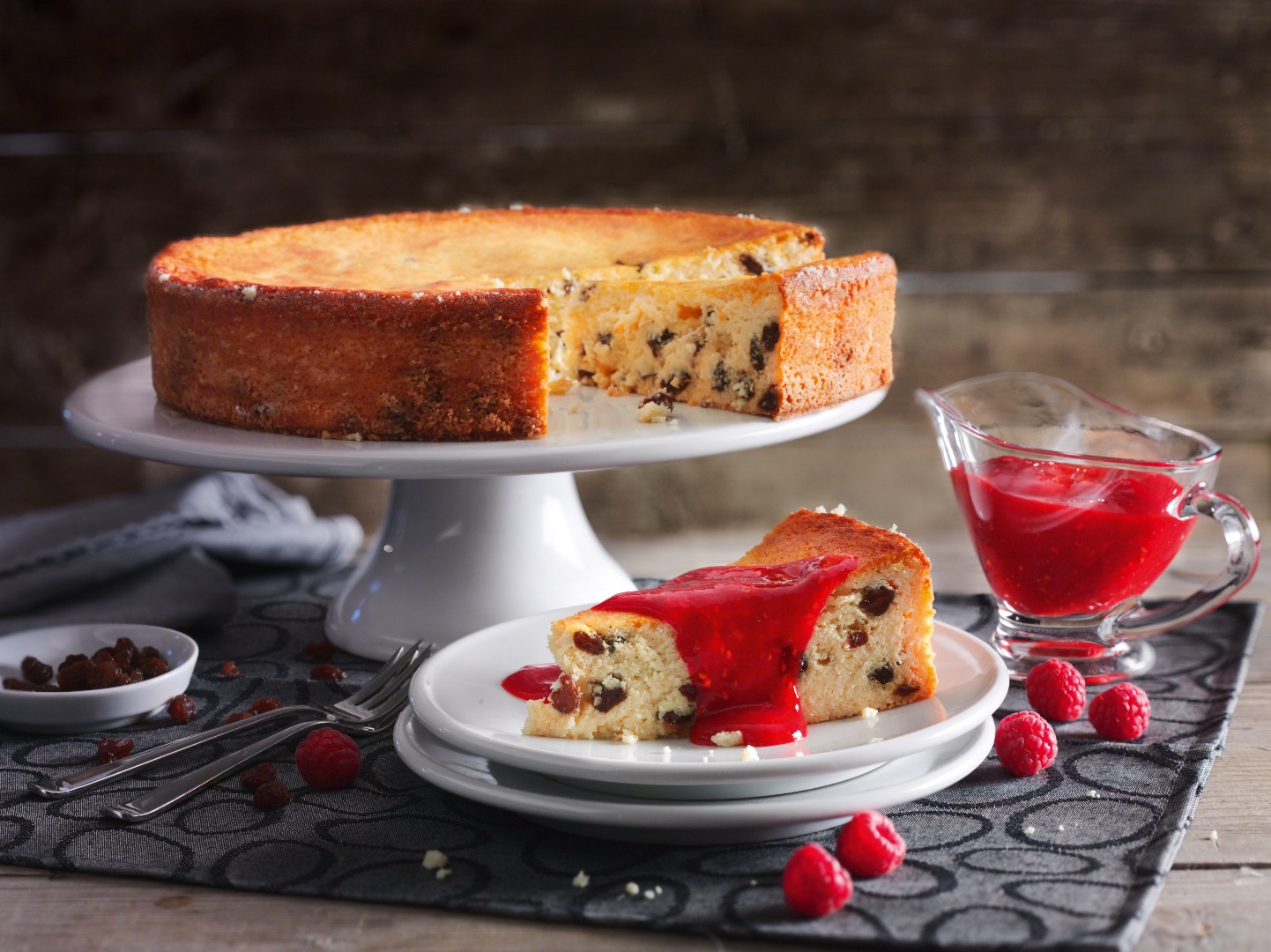 Schneller Käsekuchen mit Himbeersoße