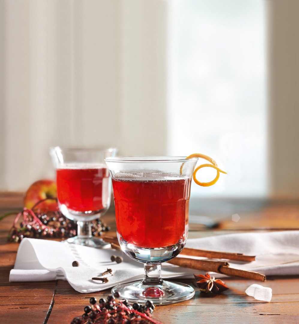 Alkoholfreier winterlicher Apfel-Holunder-Punsch