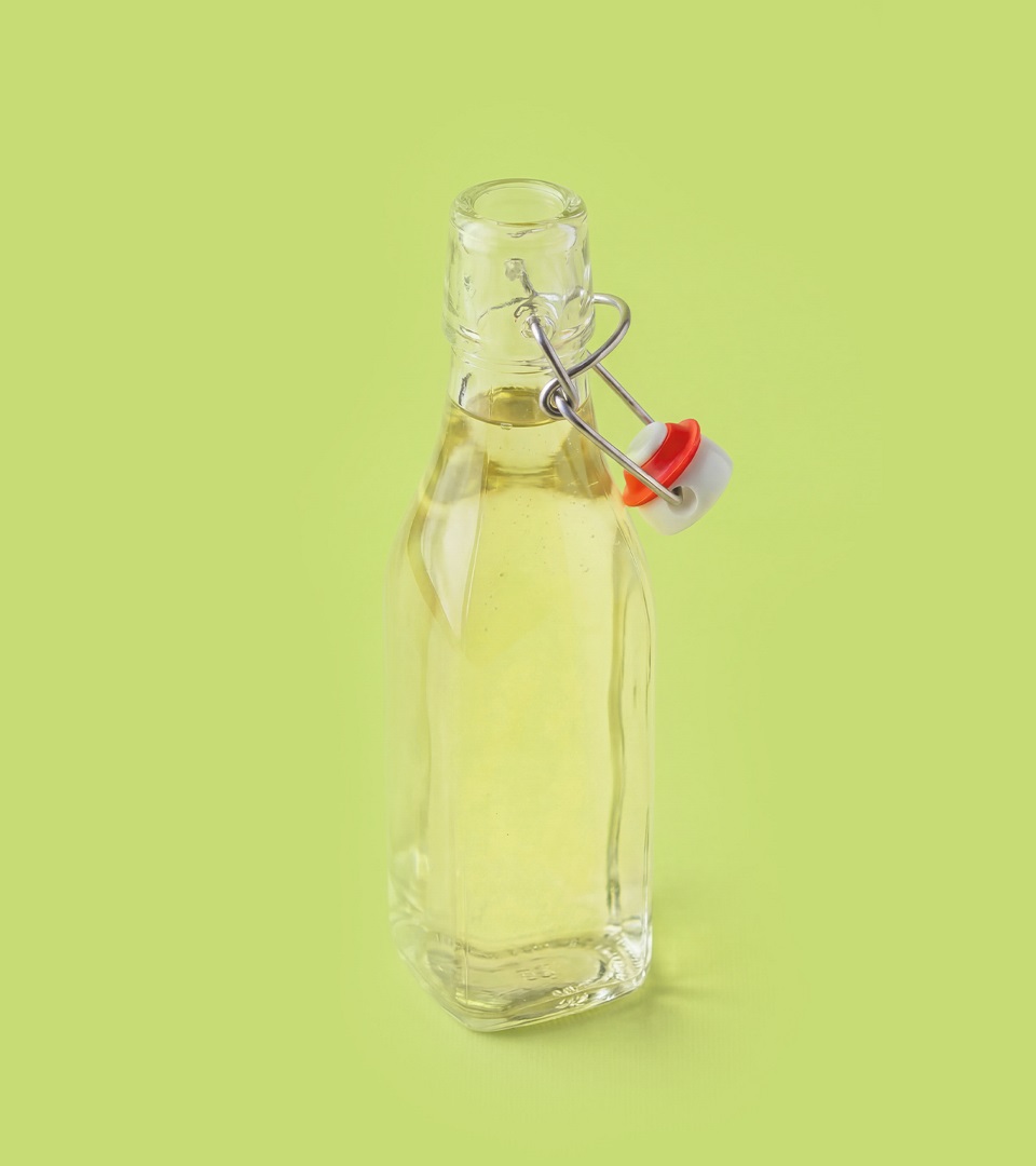 Zuckersirup in einer Glasflasche mit offenem Verschluss