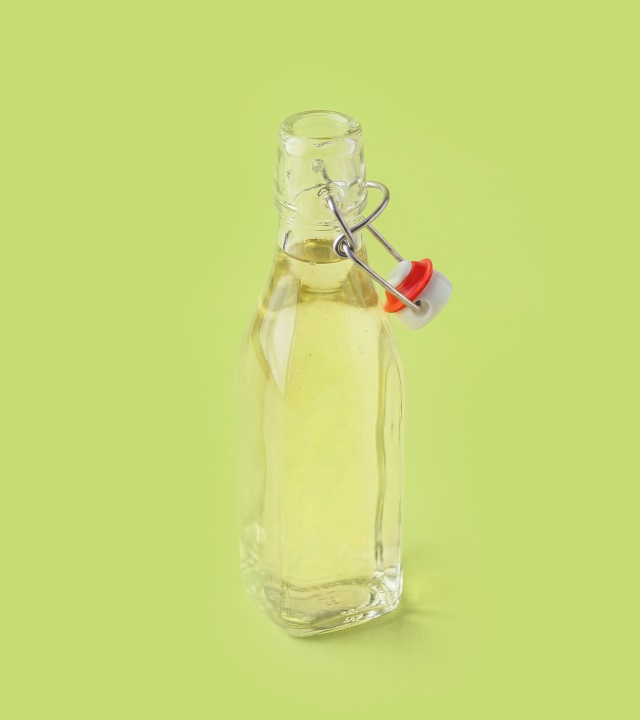 Zuckersirup in einer Glasflasche mit offenem Verschluss