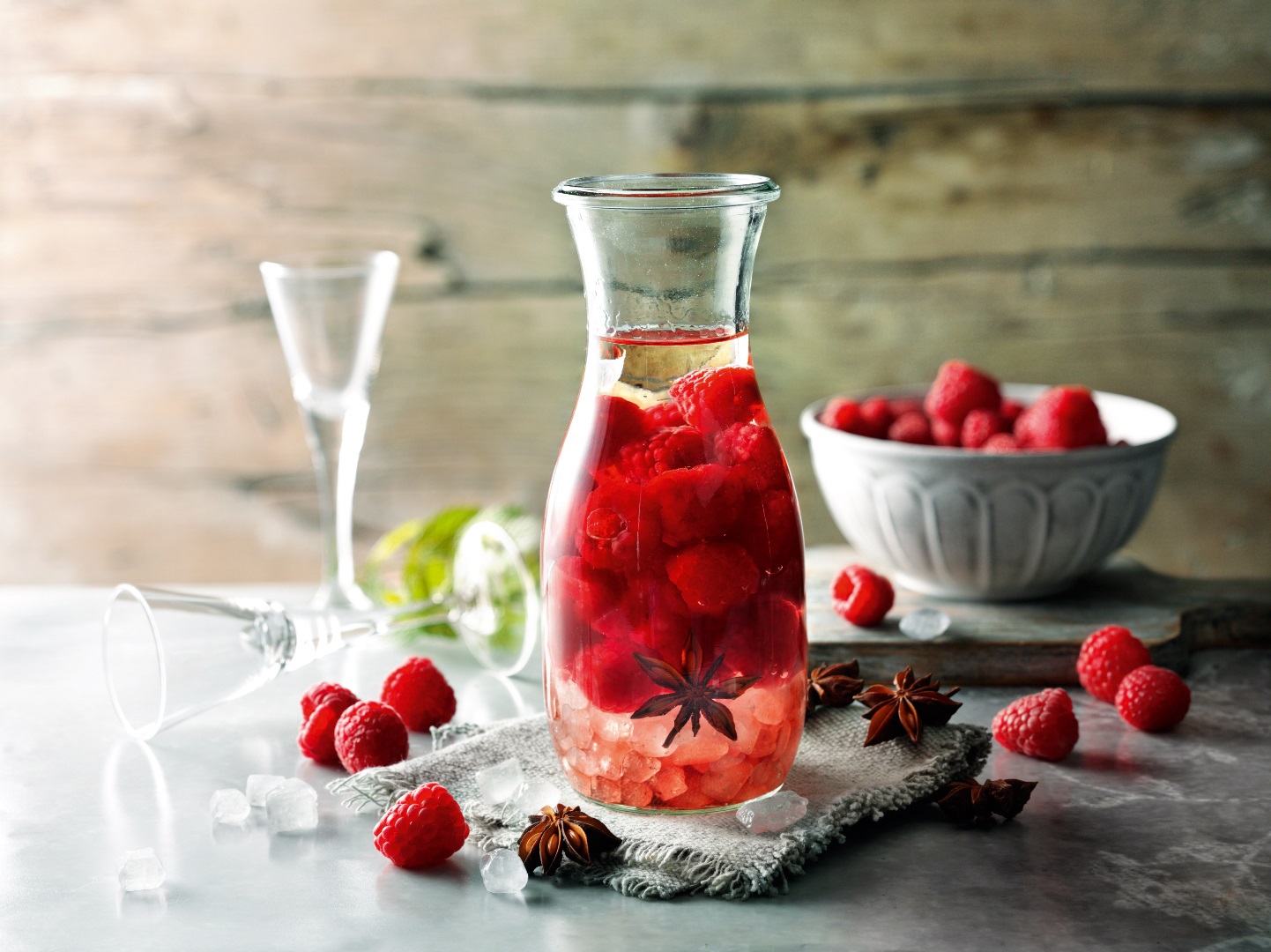 Himbeer-Likör mit Sternanis Himbeer-Likör mit Sternanis